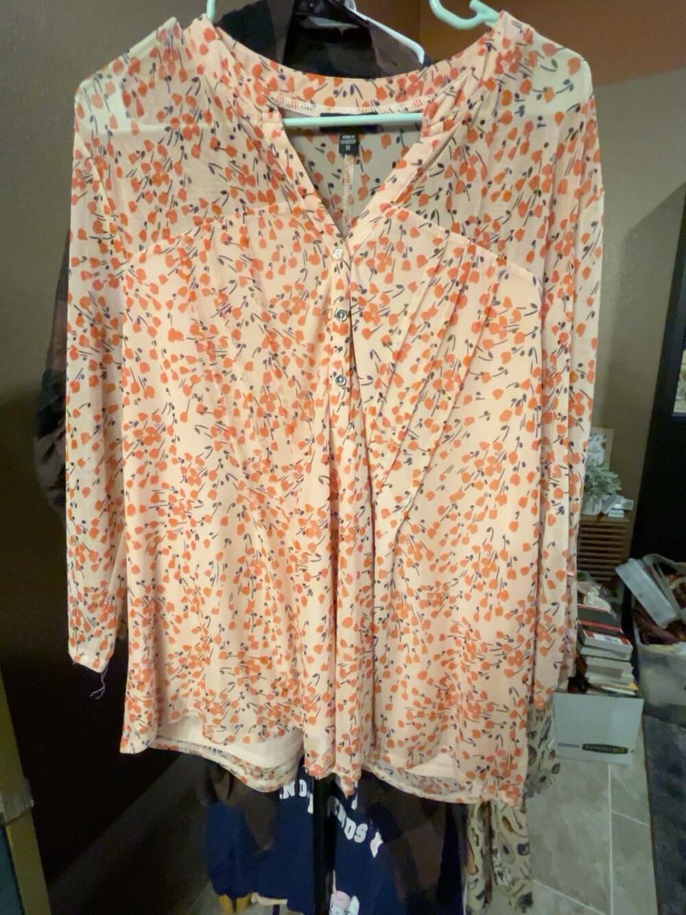 Cocomo Blouse Size 1X Peach Floral V-Neck Button Front